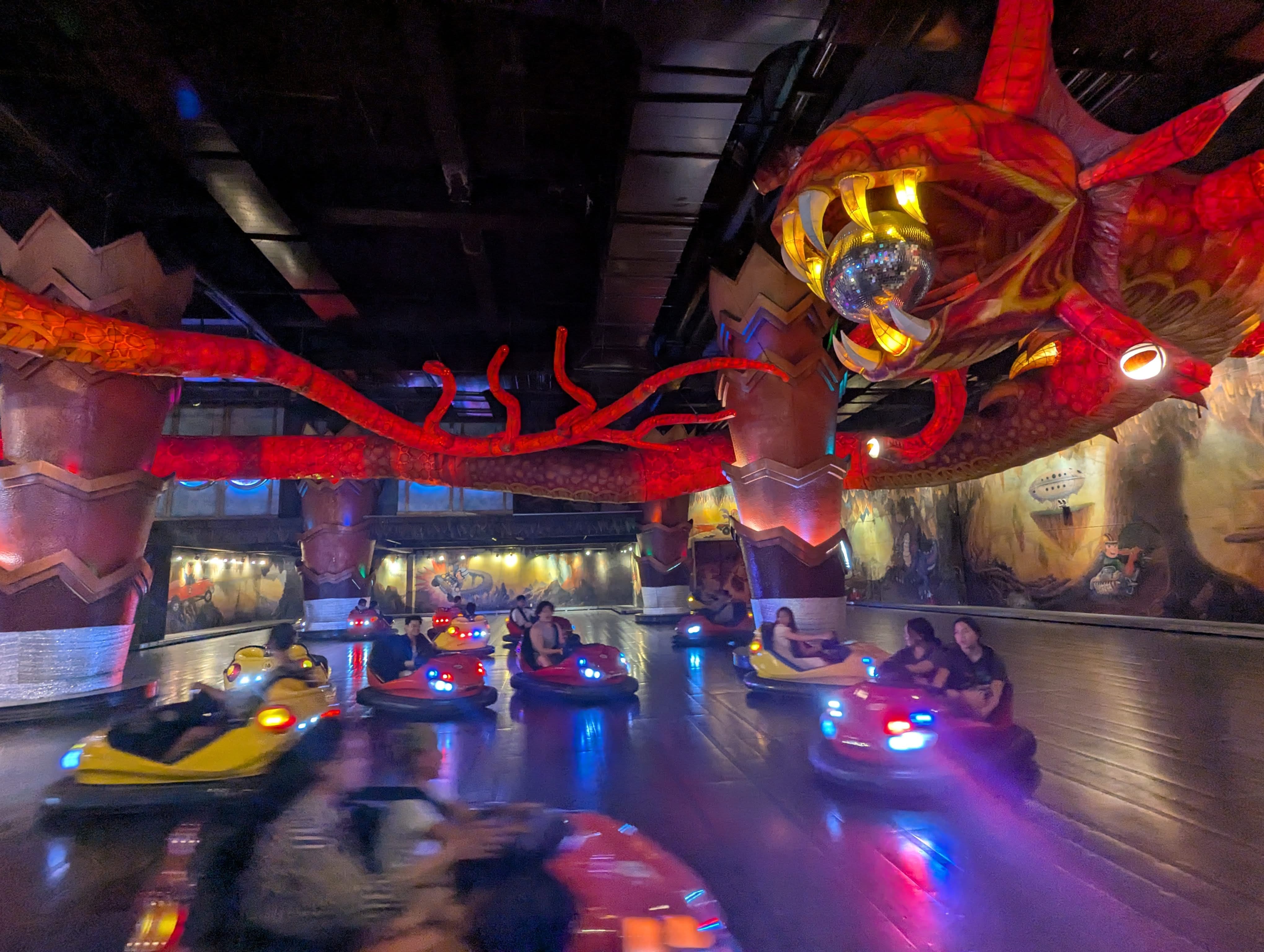 Auto-tamponneuses dans une salle décorée d’un dragon rouge géant à Fantasy Park, Ba Na Hills