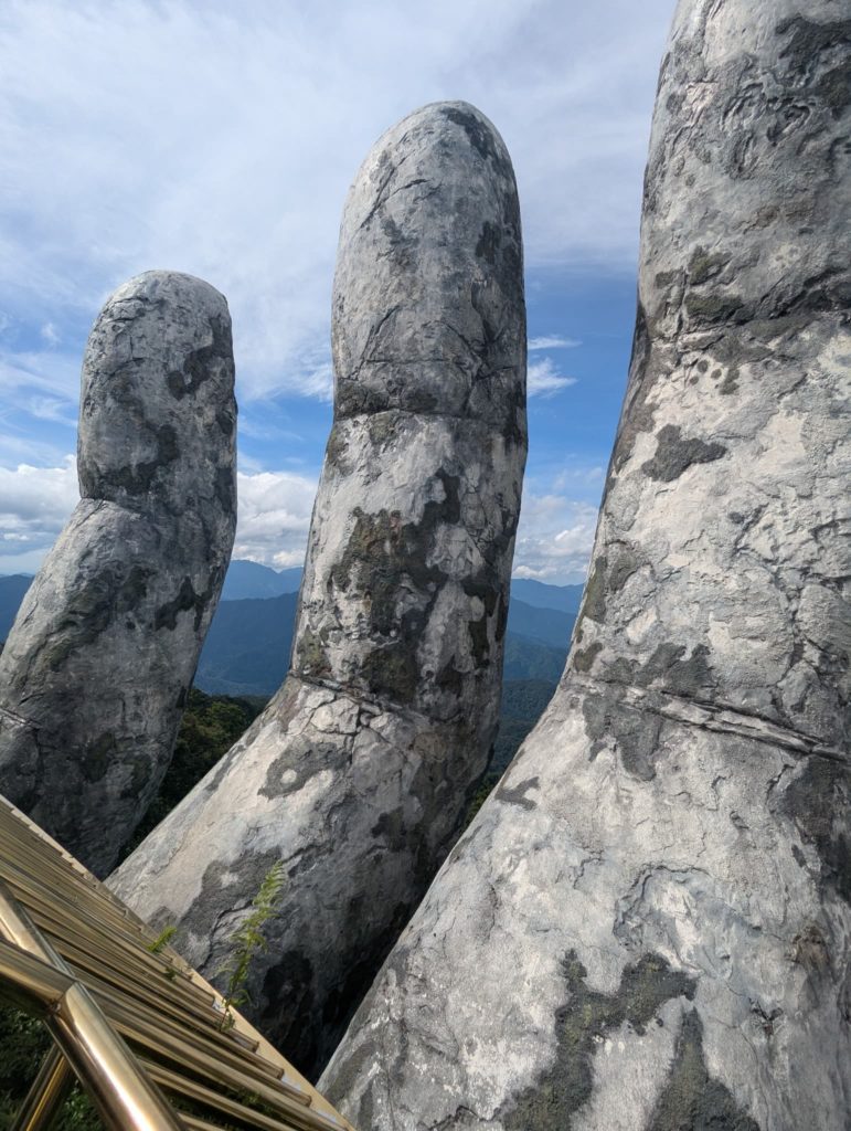 Gros plan sur les doigts en pierre du Golden Bridge à Ba Na Hills
