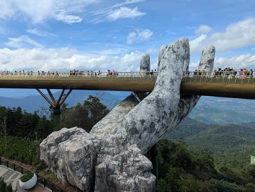 Vue latérale du Golden Bridge tenu par une main géante à Ba Na Hills, Vietnam
