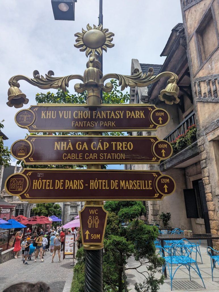 Panneau directionnel indiquant Fantasy Park, le téléphérique et les hôtels à Ba Na Hills.