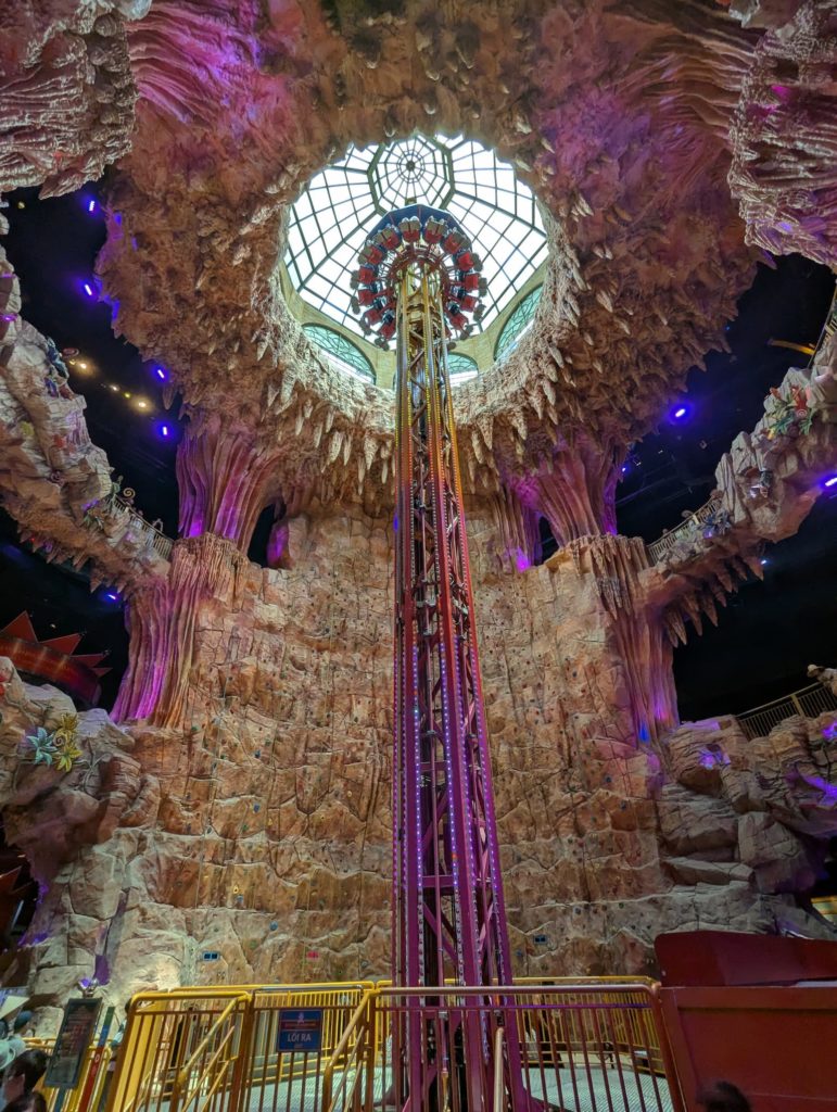 Tour de chute verticale au cœur d’une salle rocheuse illuminée du Fantasy Park à Ba Na Hills.